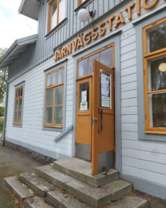 Järnvägsstationen i Vadstena. Dörren står öppen.